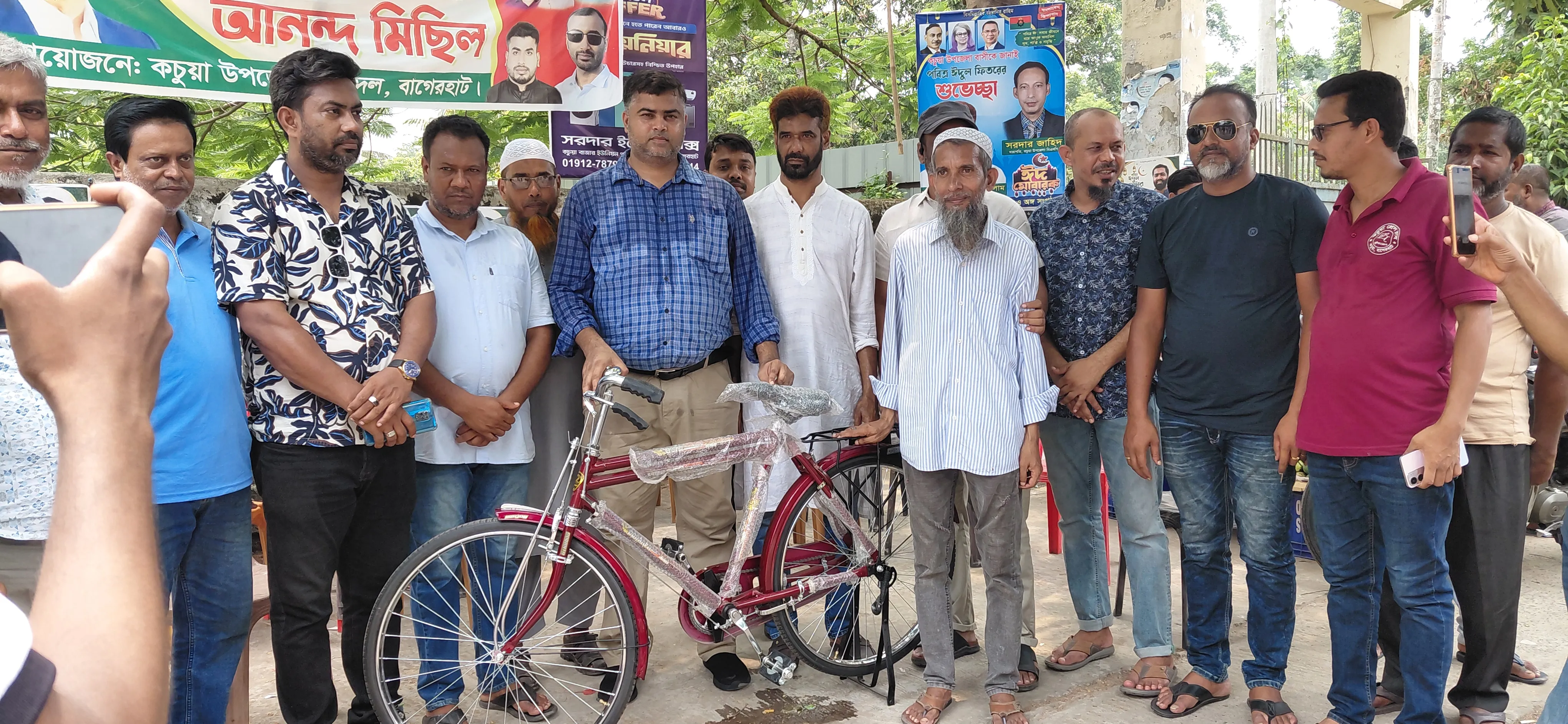 কচুয়া প্রতিদিনের প্রতিবেদনের জেরে নতুন সাইকেল পেলেন সংগ্রামী ডলার