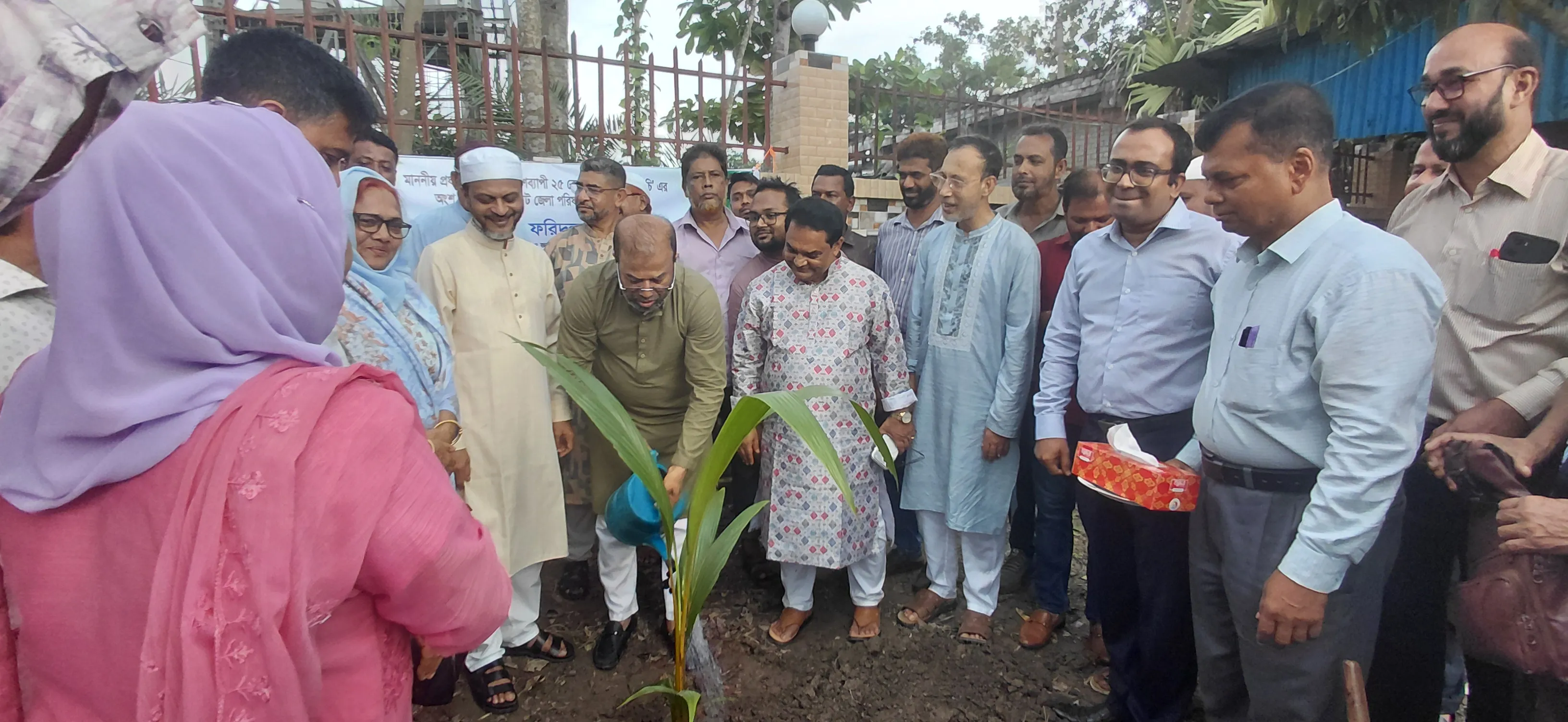 বাগেরহাটে দেশব্যাপী ২৫ কোটি বৃক্ষরোপণ কর্মসূচির অংশ হিসেবে চারা রোপণ